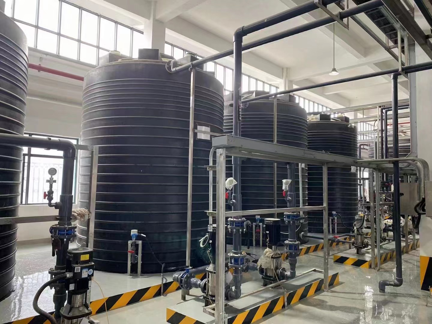 【瑞輝塑業(yè)】現(xiàn)場(chǎng)安裝案例，大型儲(chǔ)罐安裝現(xiàn)場(chǎng)